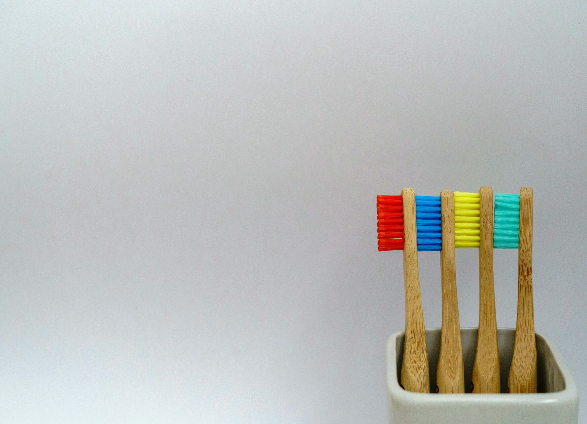 Immagine di sfondo | Spazzolini da denti colorati