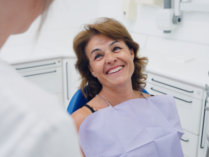 Donna sorridente in visita dal dentista per un controllo della salute orale
