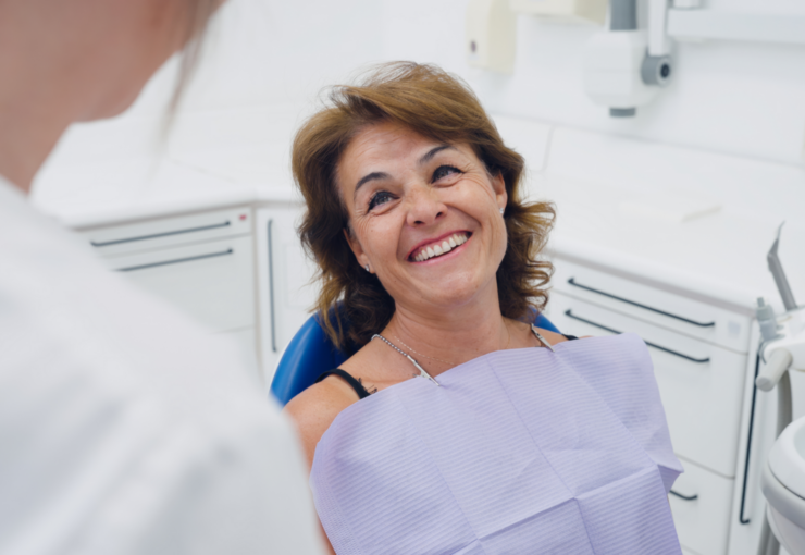 Donna sorridente in visita dal dentista per un controllo della salute orale