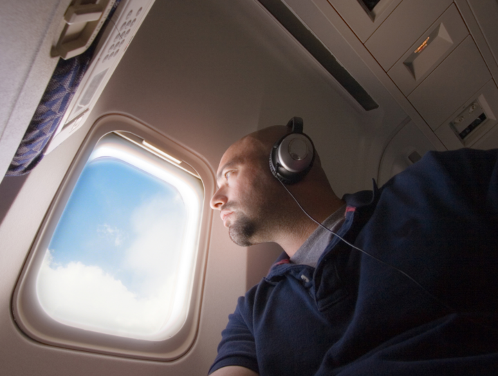 Barodontalgia: passeggero seduto al finestrino di un aereo durante il volo