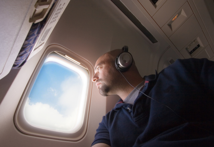 Barodontalgia: passeggero seduto al finestrino di un aereo durante il volo